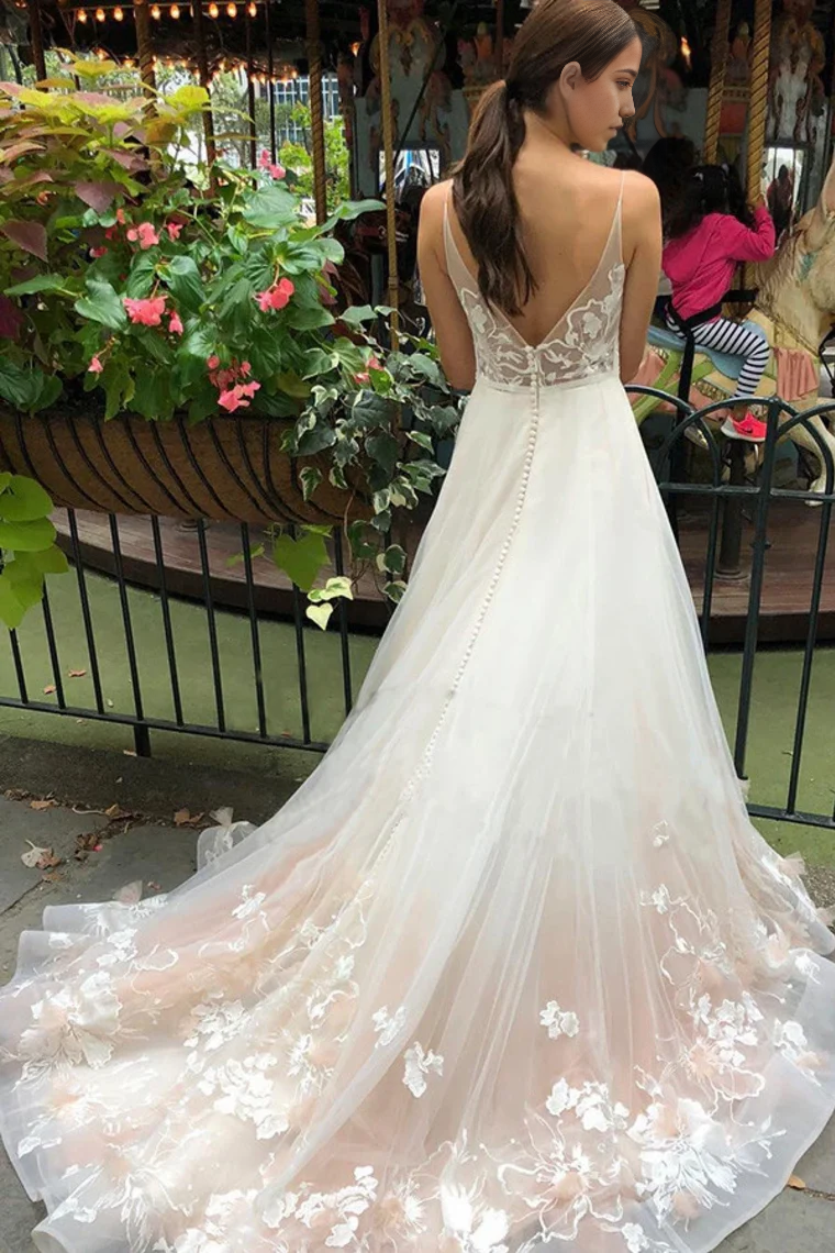Vestidos de novia largos con tirantes finos, tul, escote en V y bordados